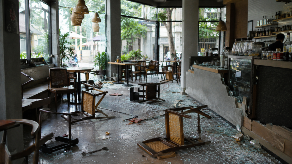 Café endommagé à Da Nang après un incident impliquant un étranger.