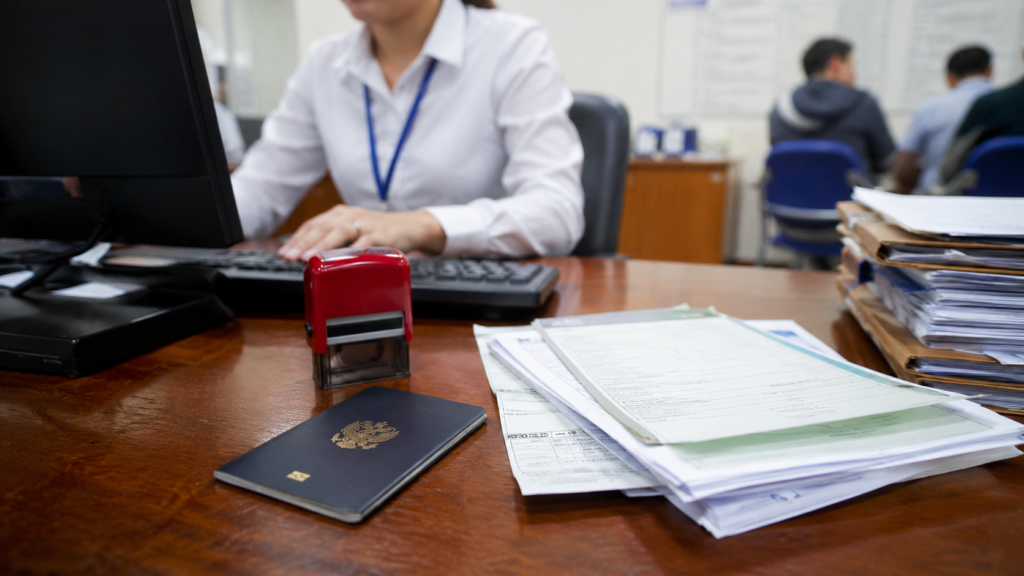 Passeport étranger et documents administratifs sur un bureau au Vietnam.