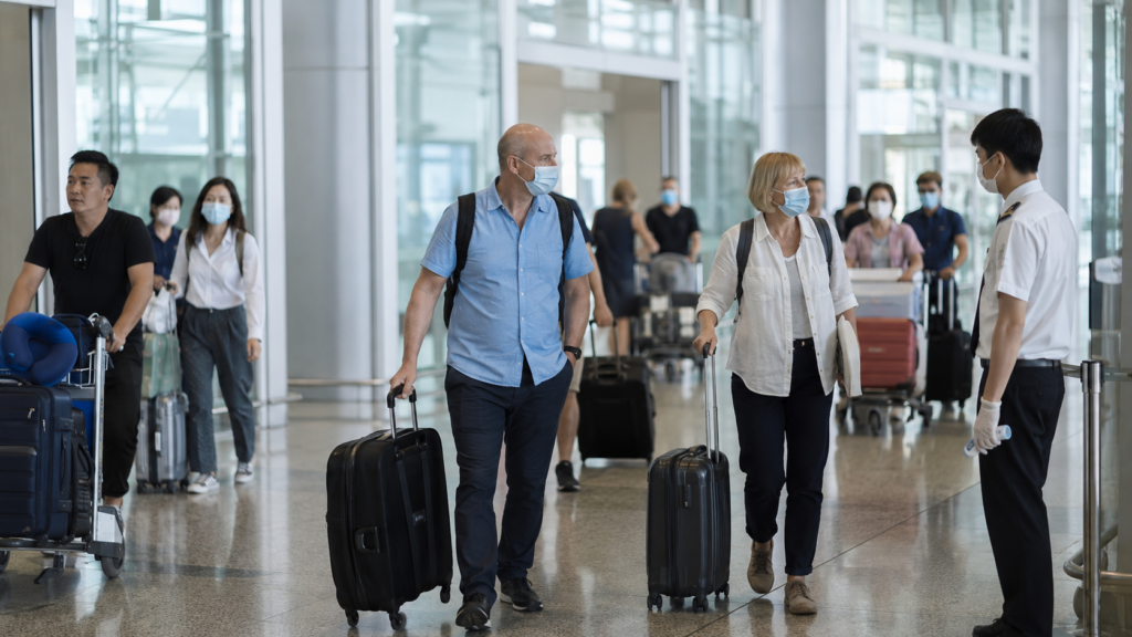 Contrôle sanitaire dans un aéroport vietnamien pour des passagers internationaux.