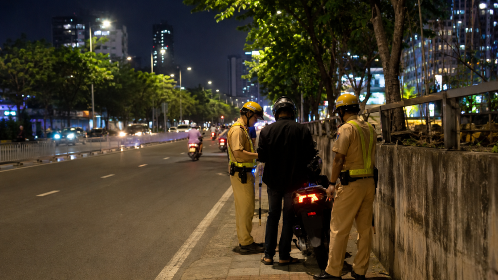 Police de la circulation à Đà Nẵng contrôlant un scooter après une infraction routière.