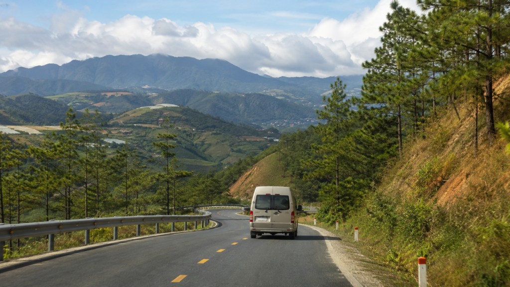 Route de montagne vers Đà Lạt pendant la fermeture de l’aéroport de Liên Khương.