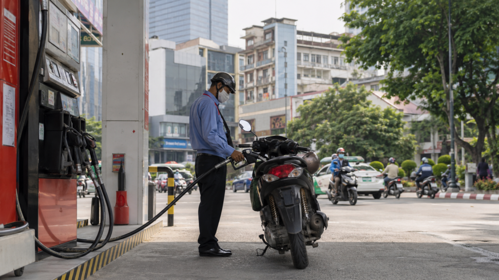 Scooter vietnamien faisant le plein dans une station-service au Vietnam.